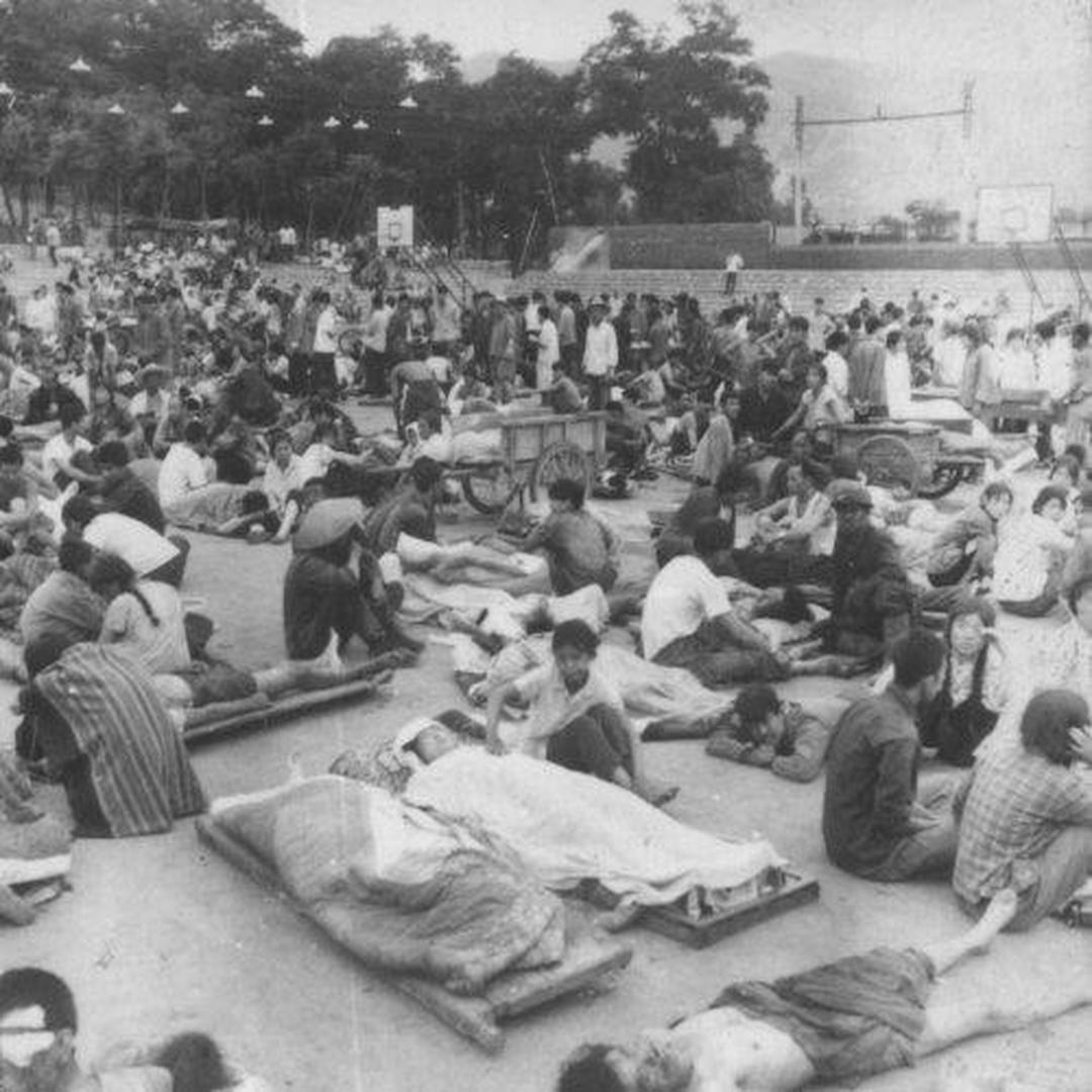 1976年7月28日唐山大地震后受灾的人们