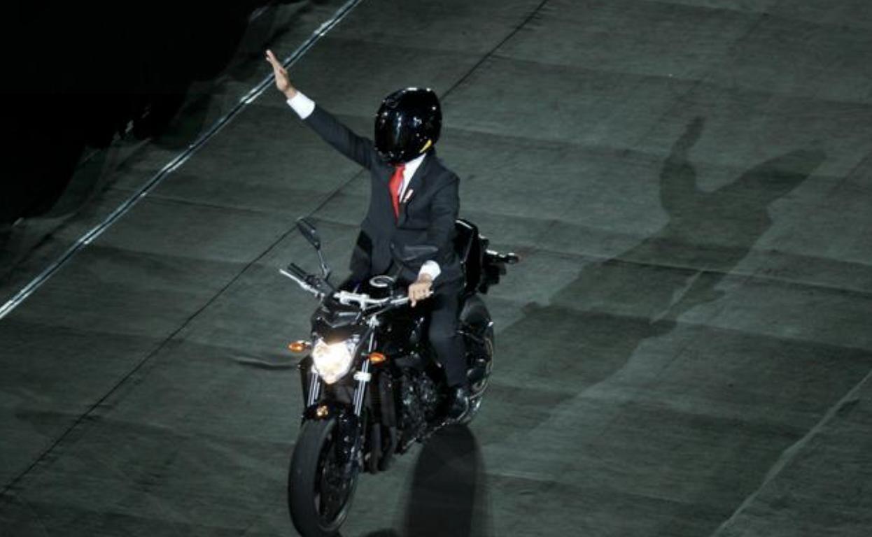 印尼总统佐科骑摩托入场