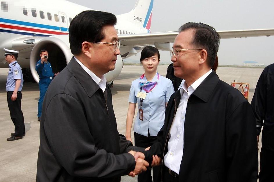 胡锦涛和温家宝在灾区机场握手