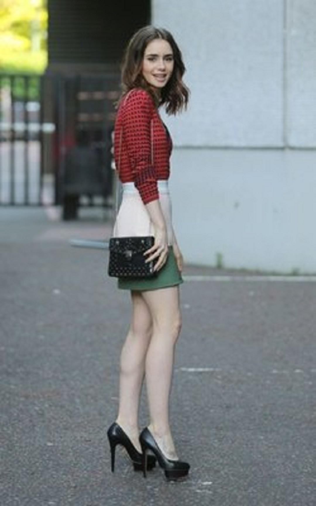 英女星莉莉·柯林斯红裙如火美艳动人 莉莉·柯林斯个人简介照片（2）_欧美娱乐_海峡网