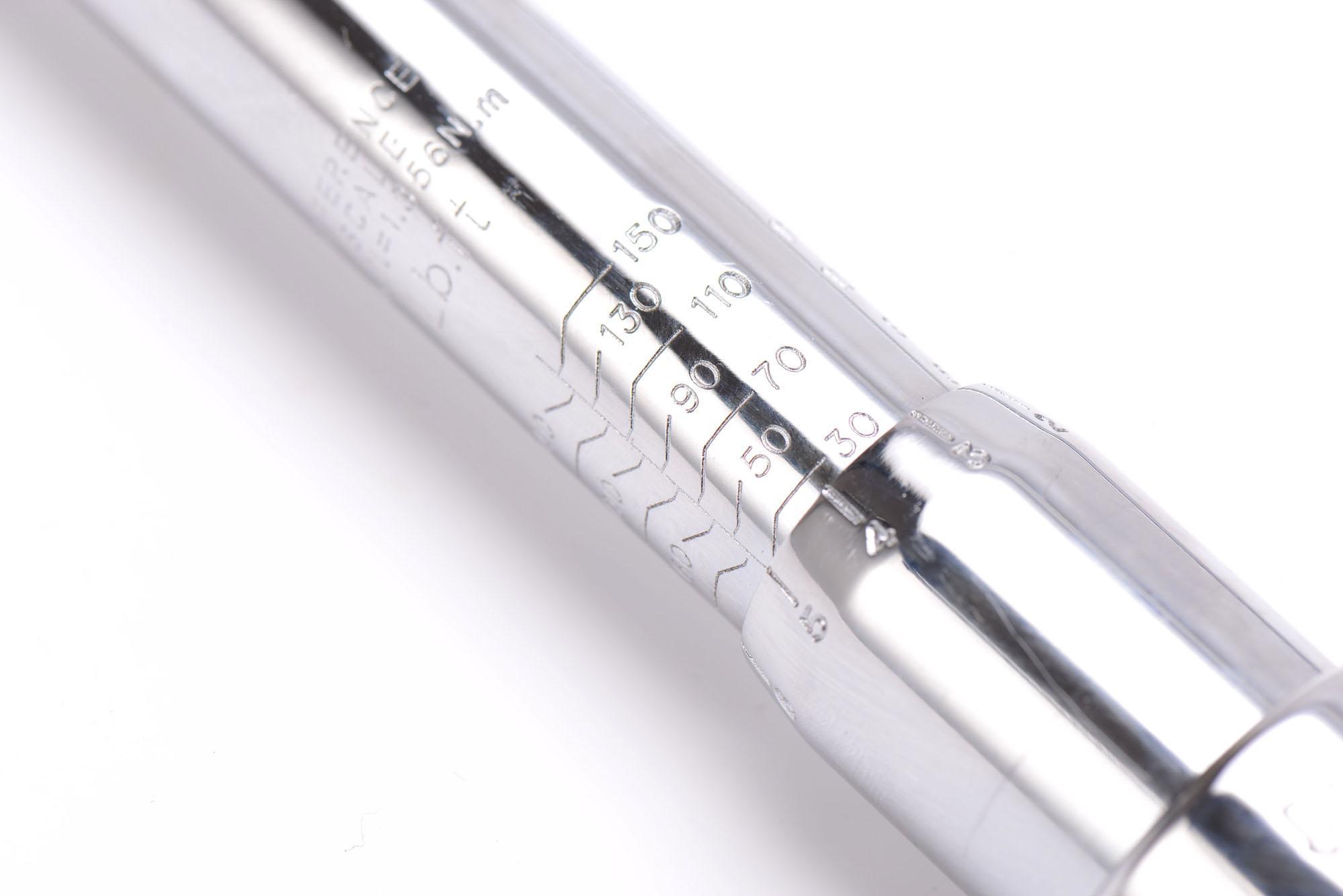 力矩扳手时产生的疲劳感.2,双刻度尺,可精确设定扭矩值.