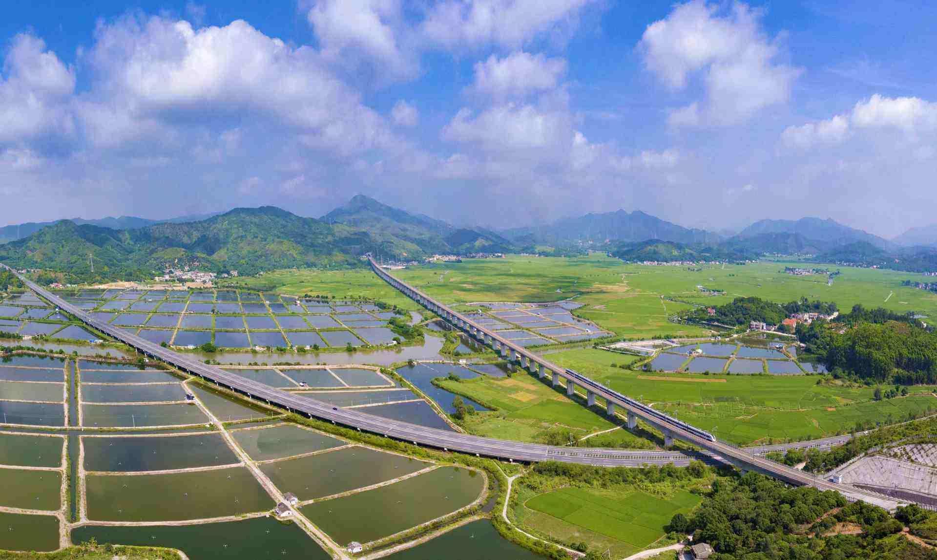 厦深铁路上跨沿海平原田园